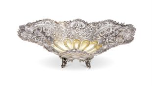 A CONTINENTAL SILVER AND SILVER GILT SHAPED OVAL FRUIT BASKET