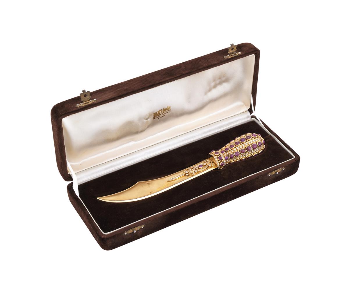 A GOLD COLOURED DIAMOND AND RUBY LETTER OPENER IN THE FORM OF A SMALL SCIMITAR - Image 2 of 2