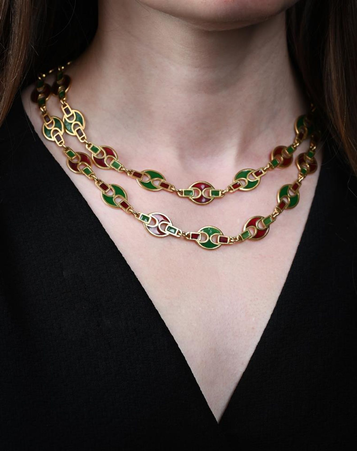 AN ITALIAN 1970S RED AND GREEN PLIQUE Á JOUR AND GOLD COLOURED LONG CHAIN - Bild 2 aus 3