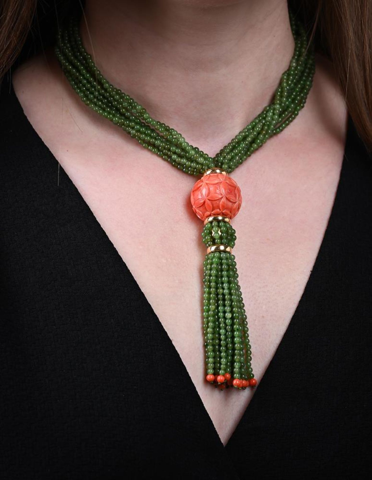 Y A FRENCH CORAL AND NEPHRITE BEAD NECKLACE - Bild 2 aus 3