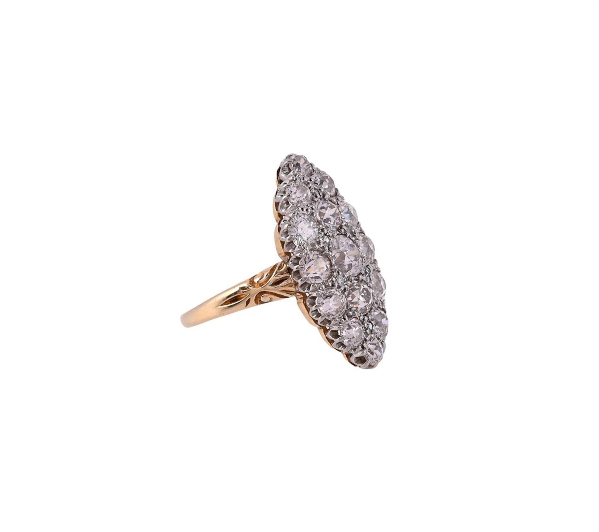A DIAMOND MARQUISE SHAPED PANEL RING - Bild 2 aus 2