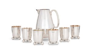 A VICTORIAN SILVER JUG AND SIX BEAKERS