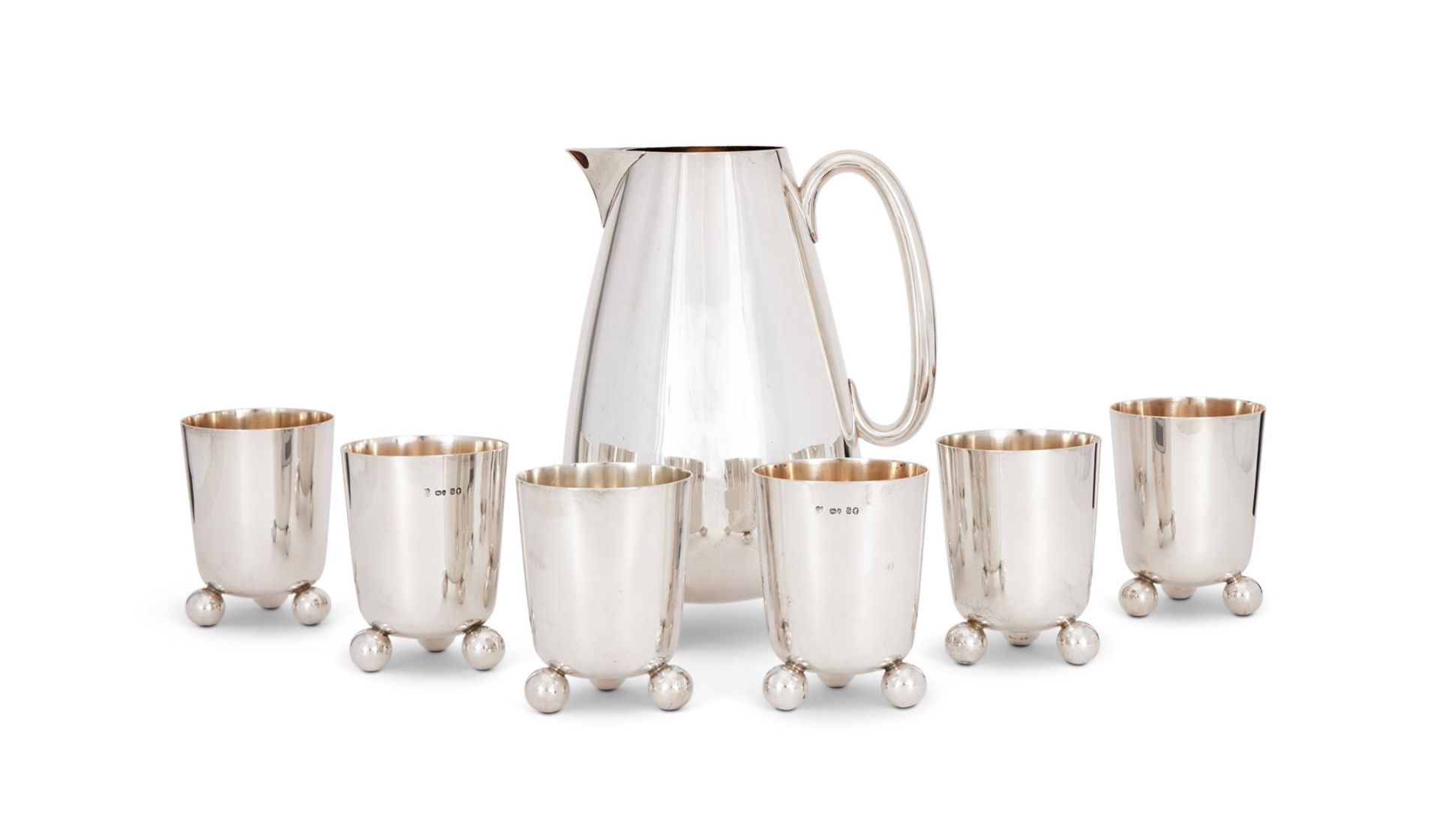 A VICTORIAN SILVER JUG AND SIX BEAKERS