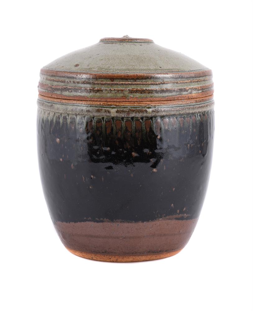 λ RICHARD BATTERHAM (BRITISH 1936-2021, A TENMOKU AND GREEN GLAZED STONEWARE JAR AND COVER