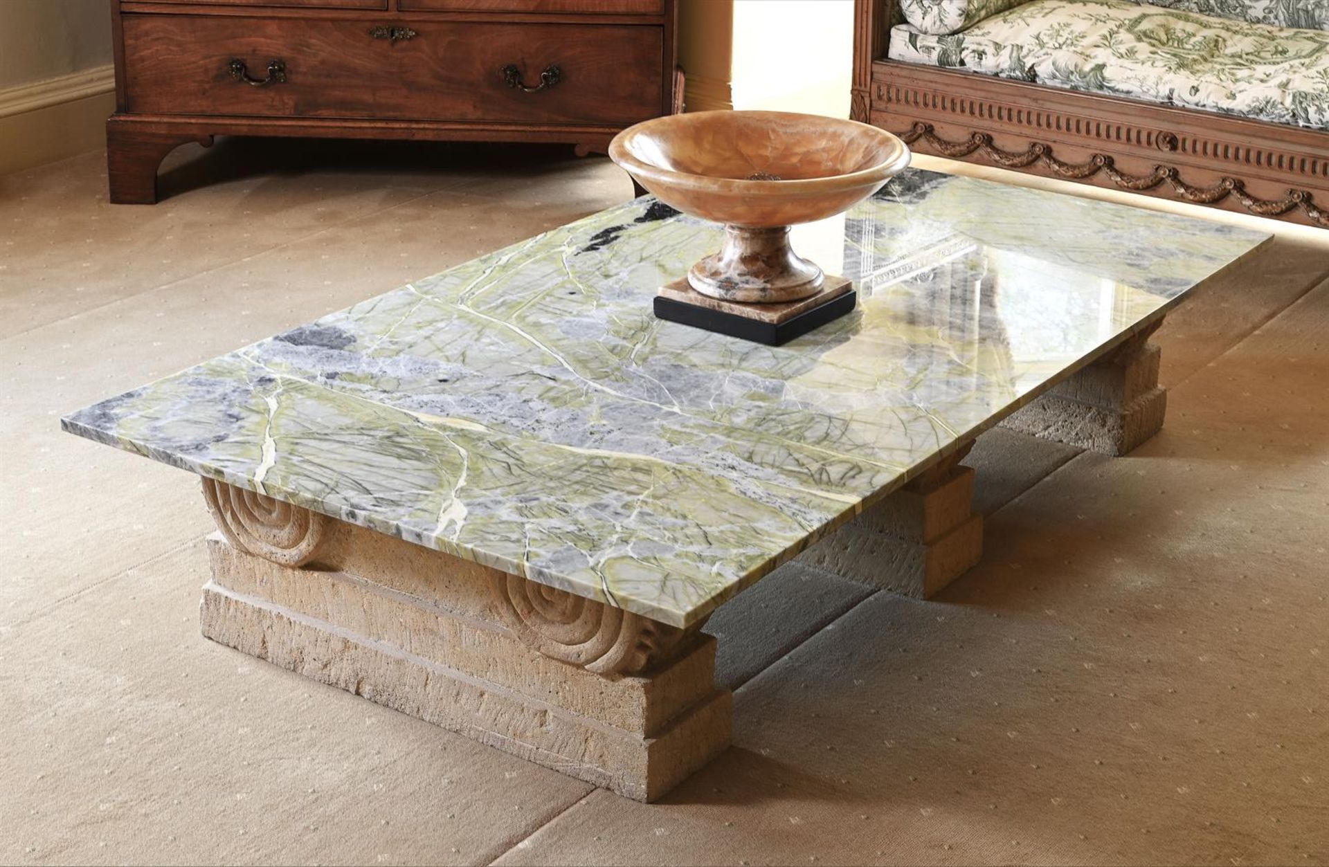 A LARGE VARIEGATED GREEN MARBLE LOW CENTRE TABLE - Image 2 of 2