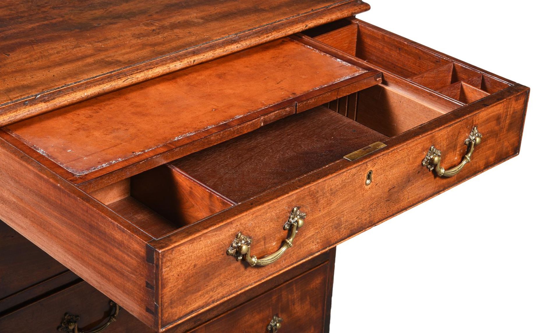 A GEORGE III MAHOGANY CHEST OF DRAWERS - Image 3 of 3