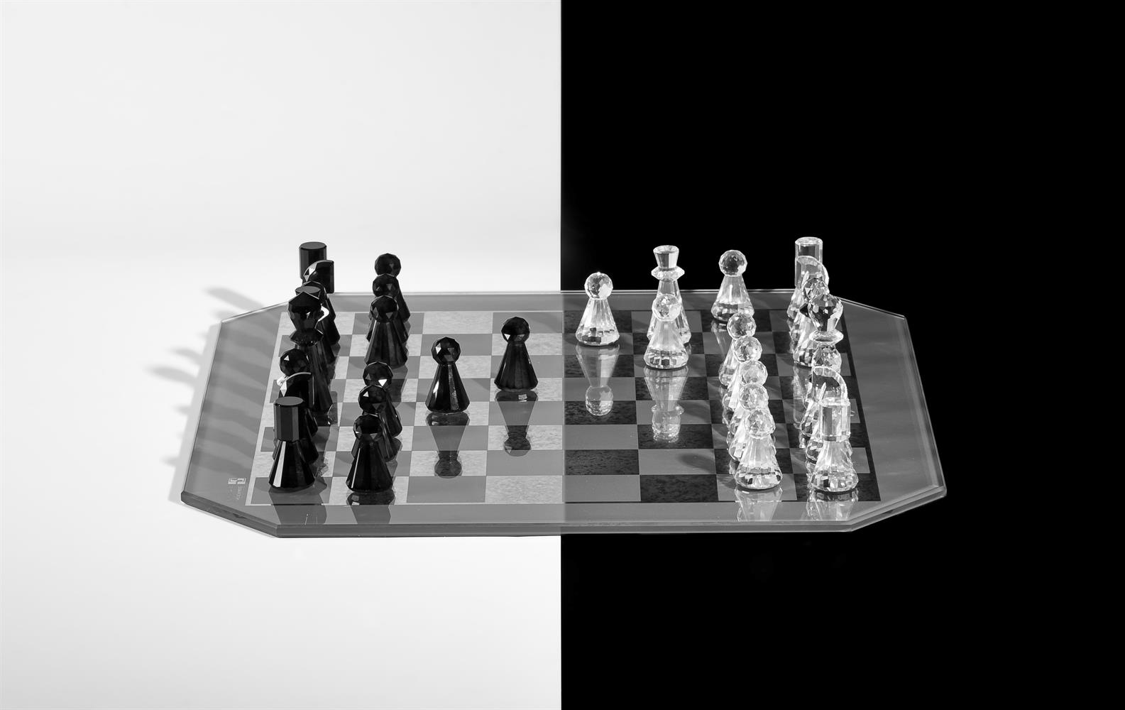 A MODERN SWAROVSKI GLASS CHESS SET - Image 4 of 4