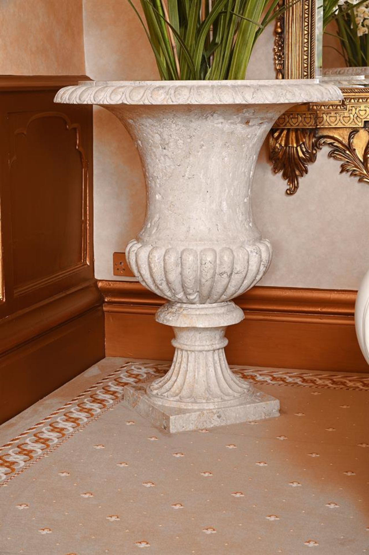 A PAIR OF CARVED MARBLE URNS ON PLINTHS IN NEO-CLASSICAL TASTE - Image 3 of 4