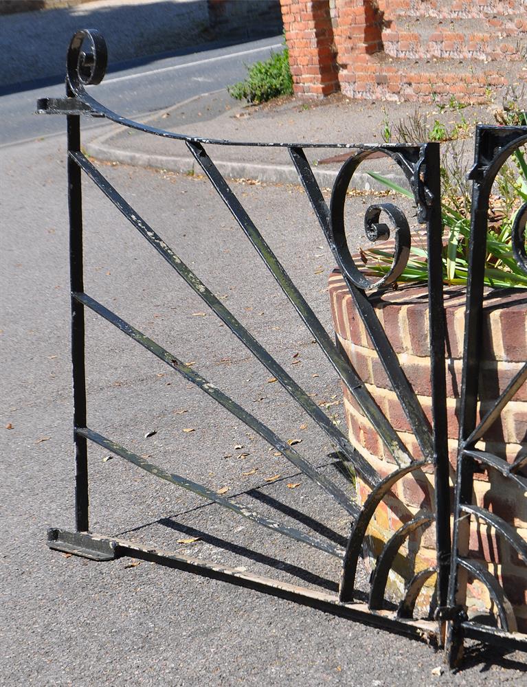 A PAIR OF BLACK PAINTED CAST IRON GARDEN GATES IN ART DECO STYLE - Image 2 of 2