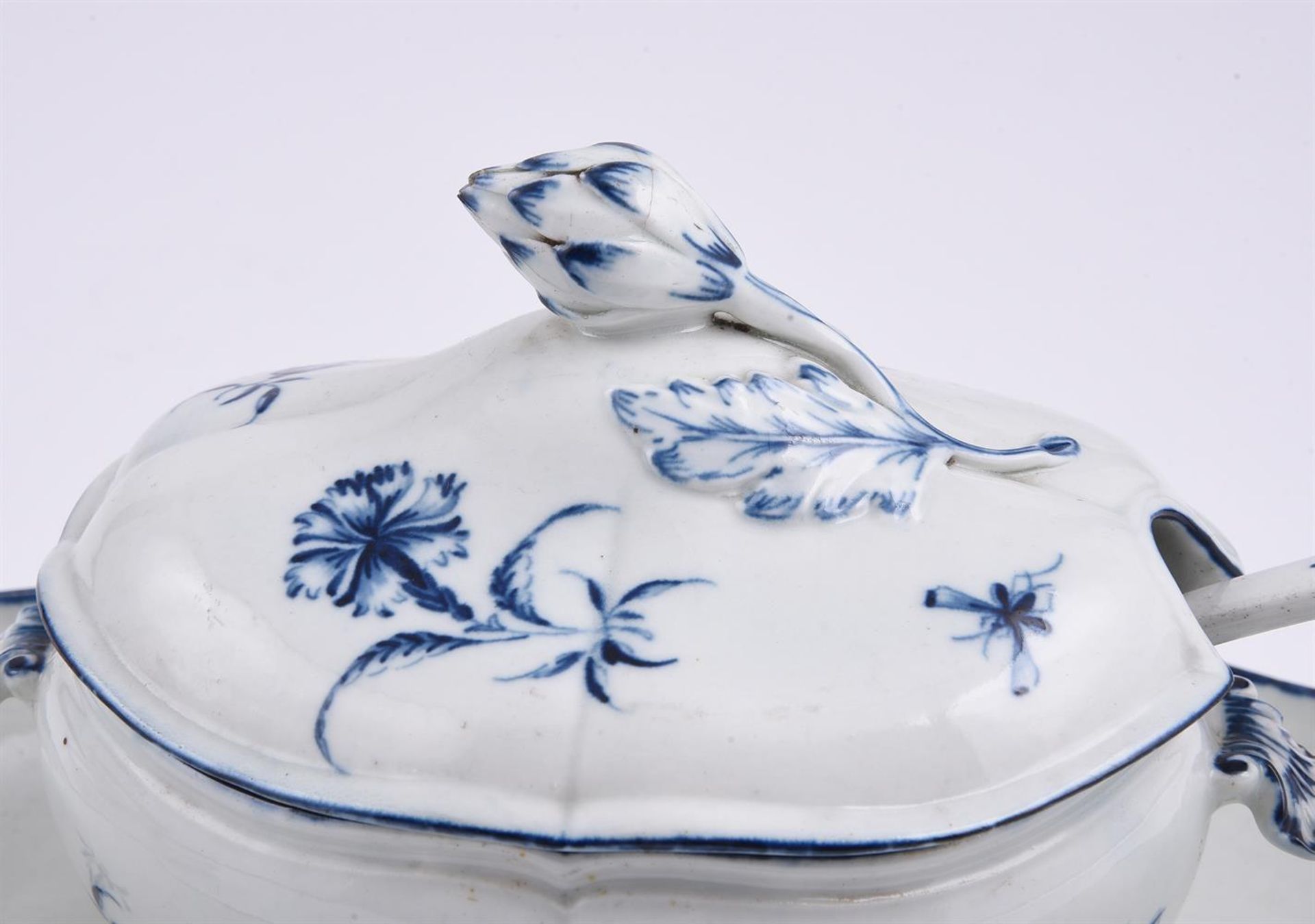 A PAIR OF WORCESTER BLUE AND WHITE SAUCE TUREENS - Bild 2 aus 3