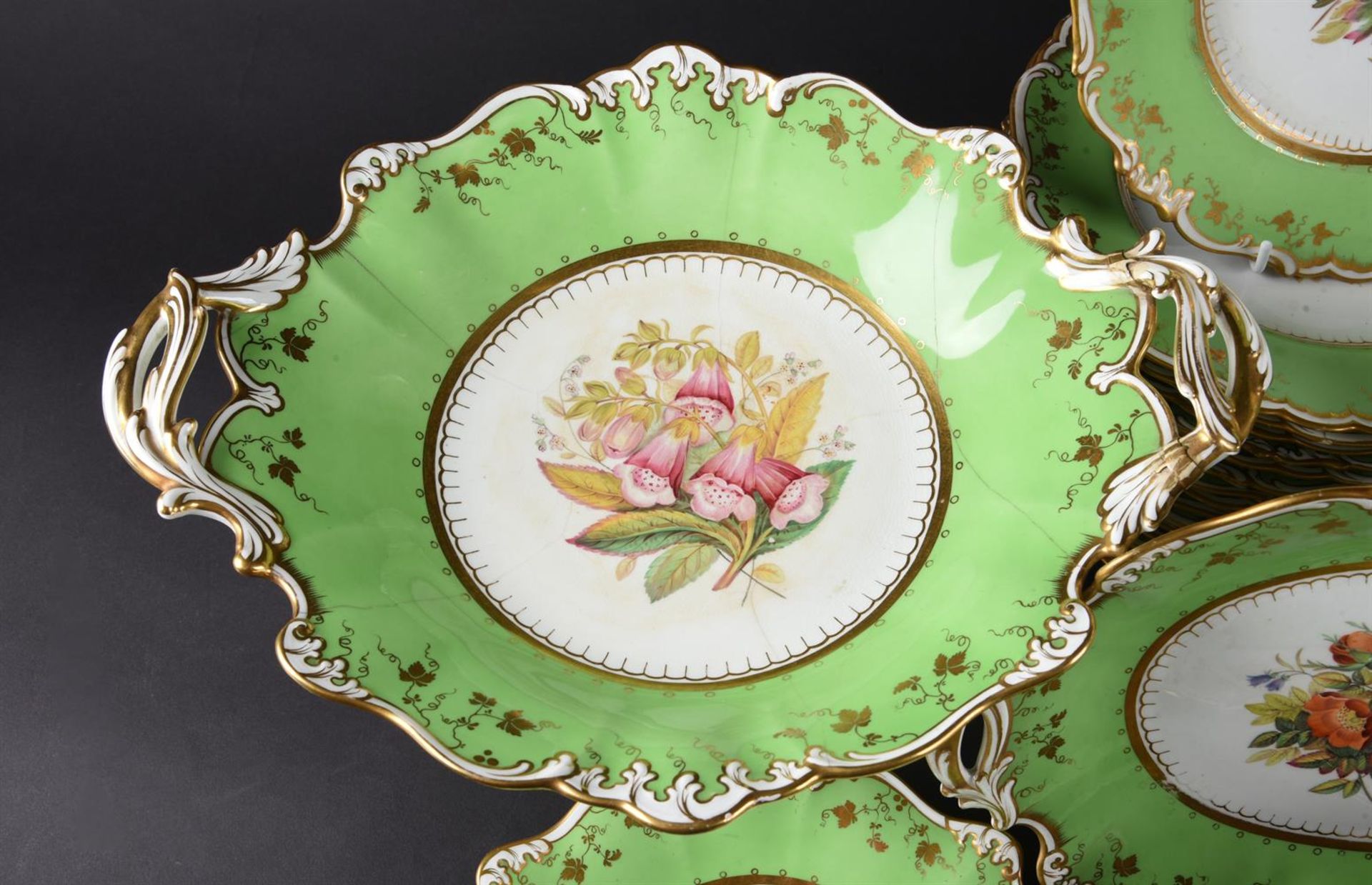 AN ENGLISH PORCELAIN APPLE GREEN- GROUND BOTANICAL PART DESSERT SERVICE - Bild 5 aus 6