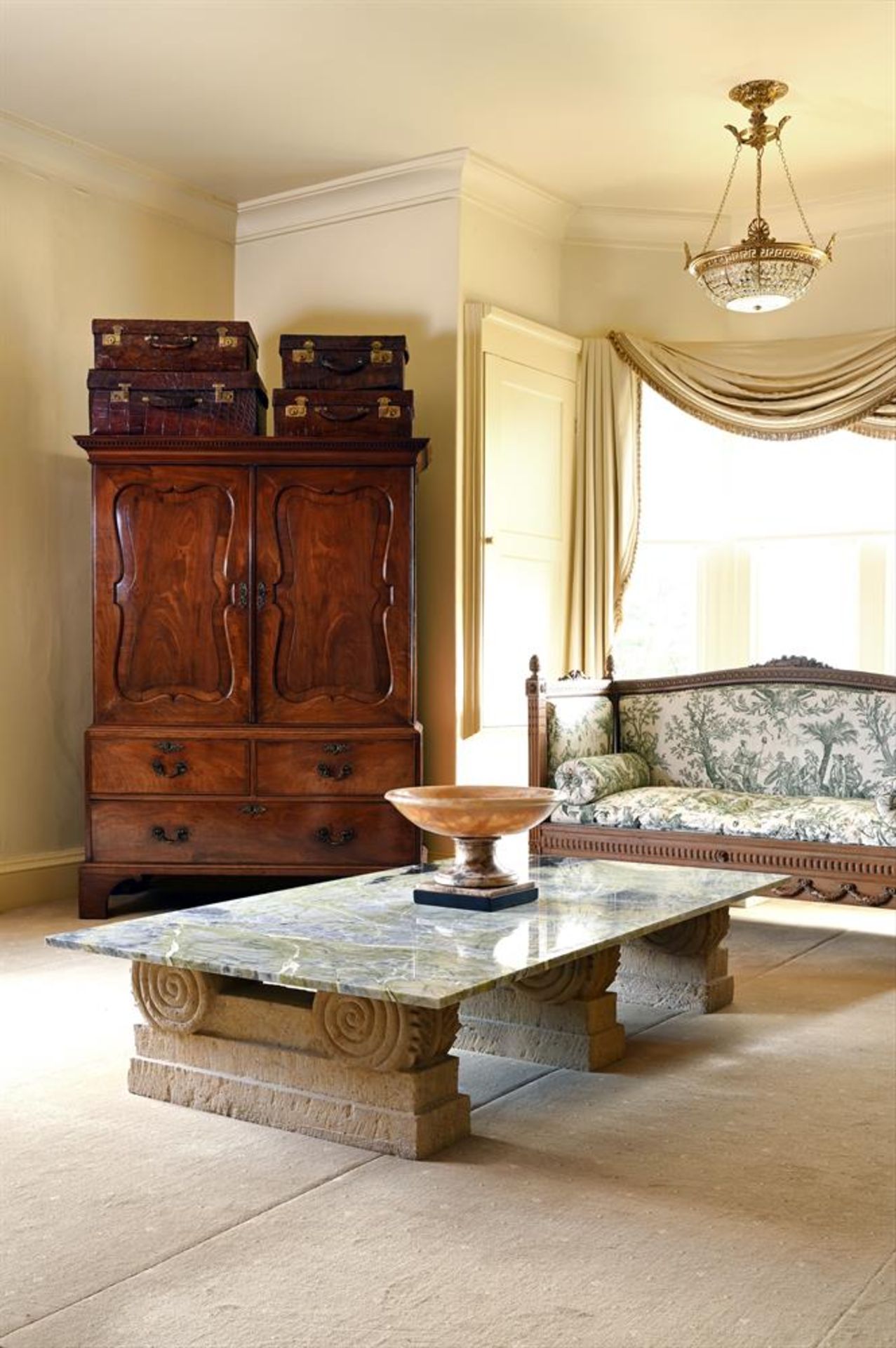 A LARGE VARIEGATED GREEN MARBLE LOW CENTRE TABLE