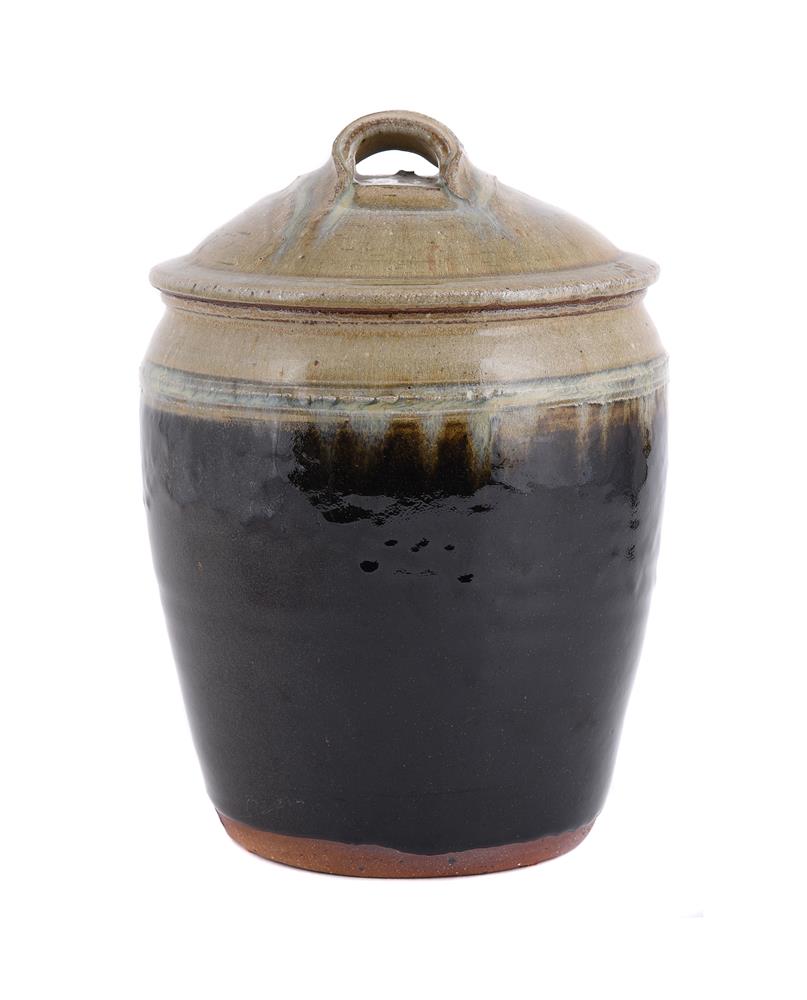 λ JIM MALONE (BRITISH B. 1946), A TENMOKU AND GREEN GLAZED LIDDED JAR AND COVER