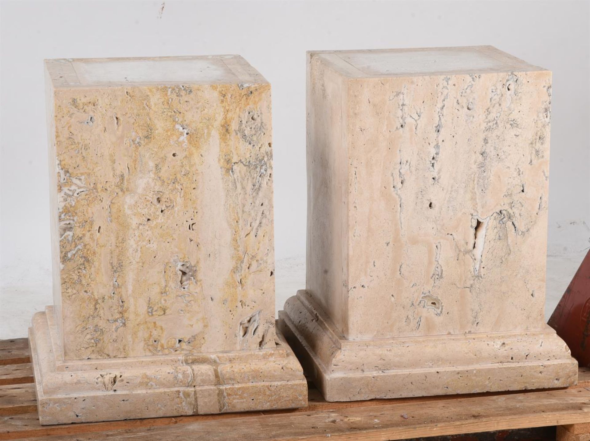 A PAIR OF CARVED MARBLE URNS ON PLINTHS IN NEO-CLASSICAL TASTE - Image 4 of 4
