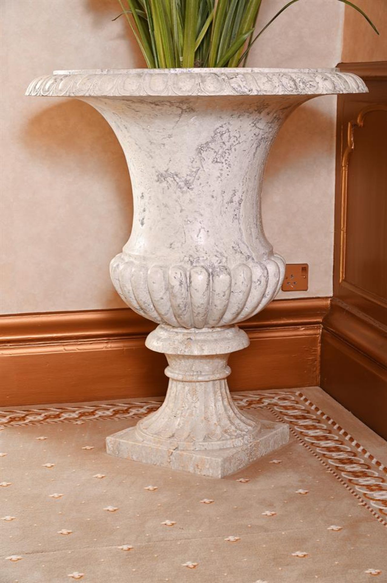 A PAIR OF CARVED MARBLE URNS ON PLINTHS IN NEO-CLASSICAL TASTE - Image 2 of 4