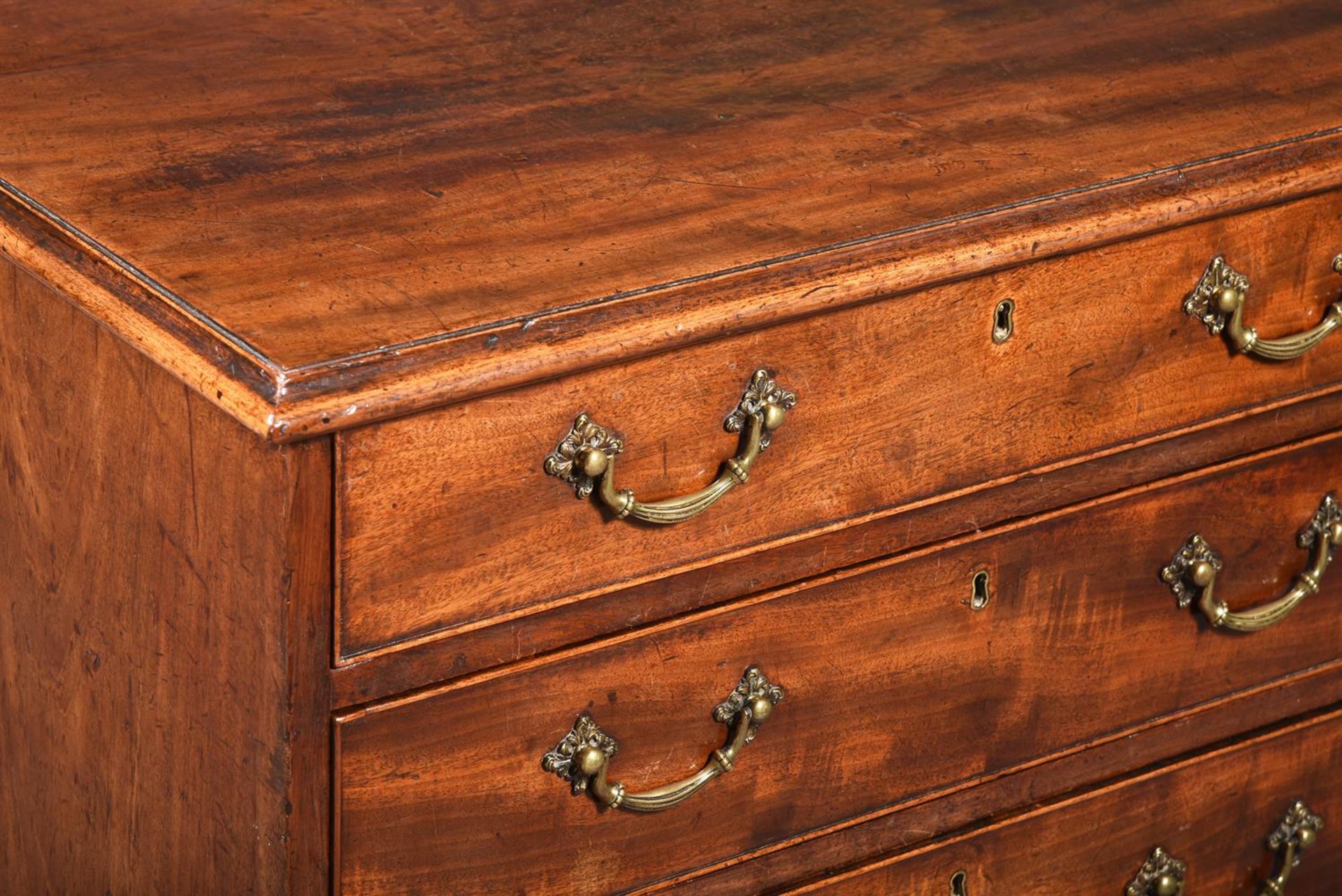 A GEORGE III MAHOGANY CHEST OF DRAWERS - Image 2 of 3
