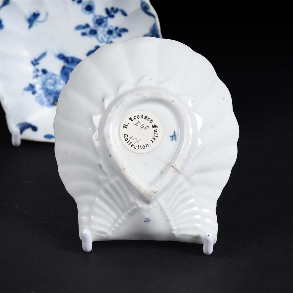 A PAIR OF SMALL WORCESTER BLUE ANS WHITE 'ROCK WARBLER' PATTERN SHELL DISHES - Image 2 of 2