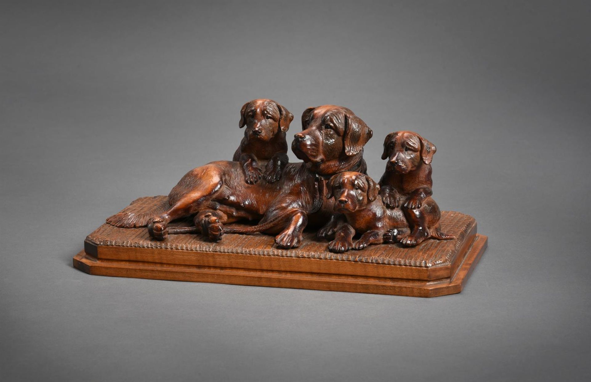 A SWISS CARVED PINE FIGURE GROUP OF A BERNESE MOUNTAIN DOG OR ST BERNARD AND THREE PUPS - Bild 3 aus 4