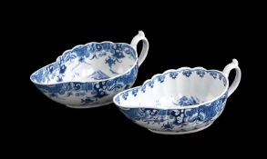 A PAIR OF WORCESTER BLUE AND WHITE PORCELAIN SAUCE BOATS