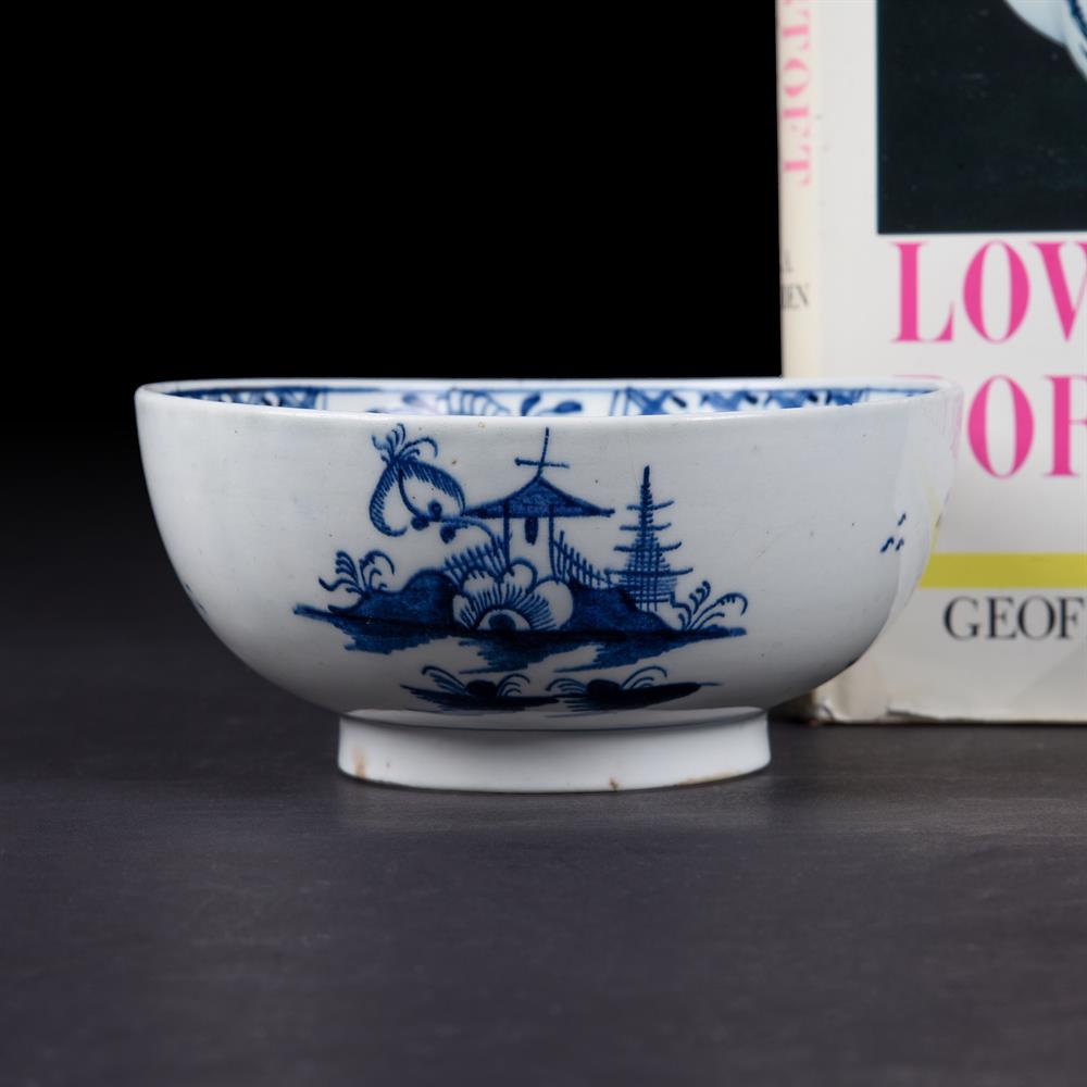 A LOWESTOFT PORCELAIN CHINOISERIE BLUE AND WHITE SLOP BOWL - Image 3 of 3