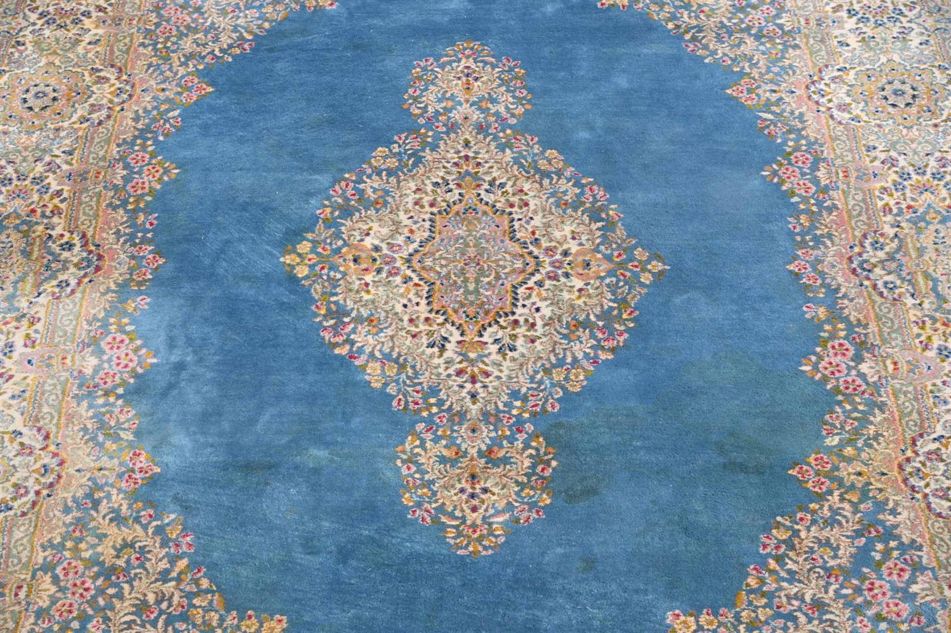A LARGE CENTRAL PERSIAN CARPET - Image 2 of 2