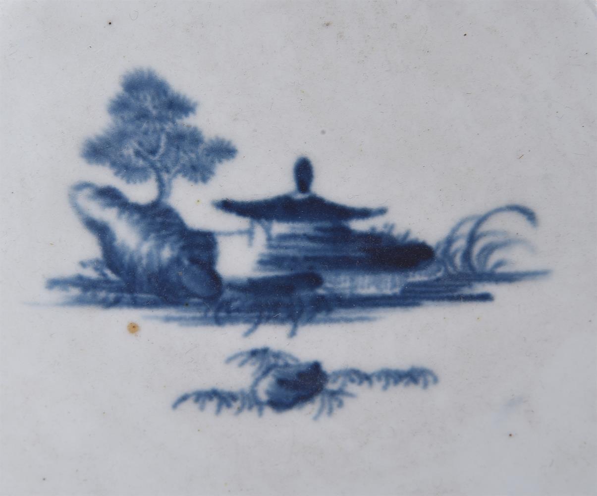 A WORCESTER BLUE AND WHITE PUNCH BOWL PAINTED WITH THE SO-CALLED 'ROCK STRATA ISLAND' PATTERN - Image 3 of 3
