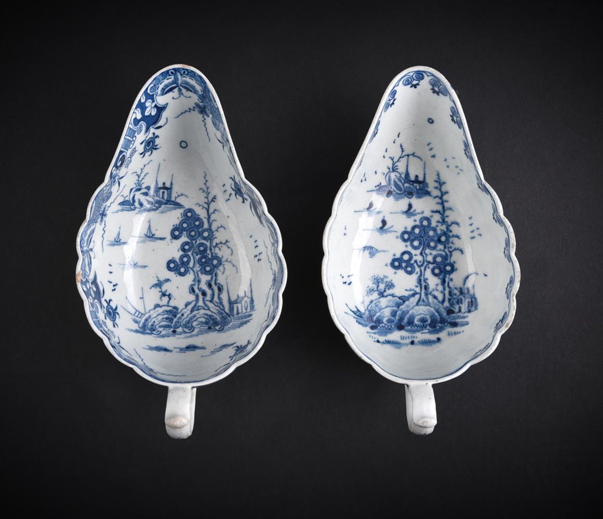 A PAIR OF WORCESTER BLUE AND WHITE PORCELAIN SAUCE BOATS - Image 2 of 3
