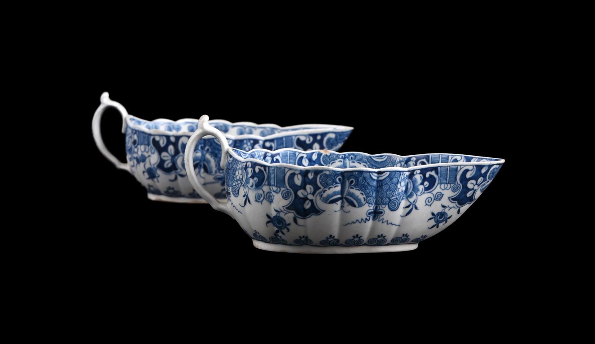A PAIR OF WORCESTER BLUE AND WHITE PORCELAIN SAUCE BOATS - Image 3 of 3