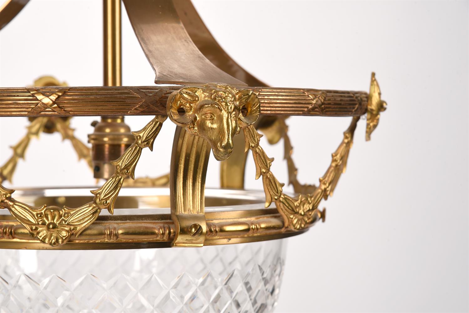 A GILT METAL AND CLEAR GLASS HANGING CEILING LIGHT - Image 2 of 2