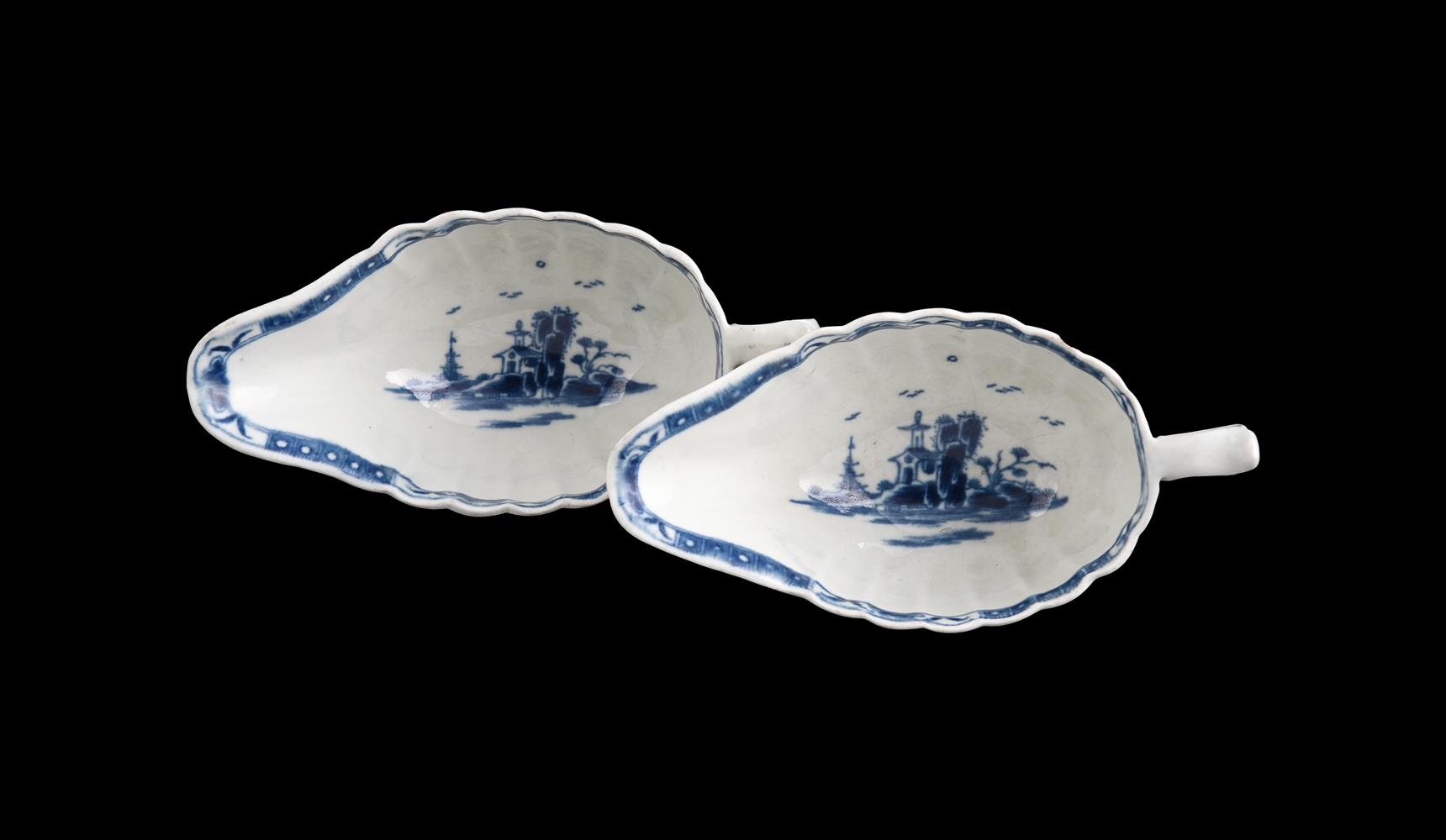 A PAIR OF WORCESTER BLUE AND WHITE SAUCEBOATS PAINTED WITH THE SO-CALLED 'MISSION CHURCH' PATTERN - Image 3 of 3