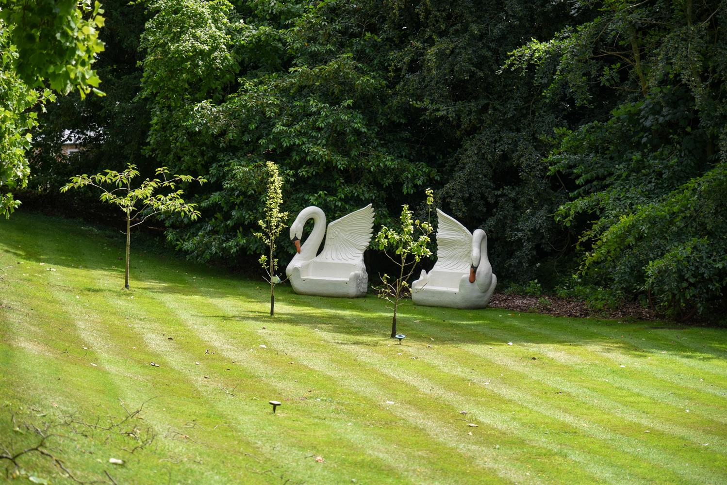 A COMPANION PAIR OF FIBREGLASS GARDEN SEATS IN THE FORM OF SWANS - Image 2 of 2