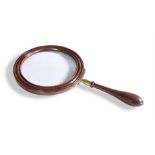 Y A LATE VICTORIAN ROSEWOOD AND BRASS MOUNTED LIBRARY MAGNIFYING GLASS, LATE 19TH CENTURY