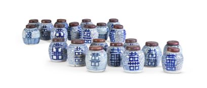 A GROUP OF BLUE AND WHITE CHINESE GINGER JARS AND TURNED WOOD COVERS20TH CENTURY 24cm high