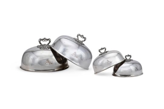 A SET OF FOUR ELECTRO-PLATED OVAL DOMED MEAT DISH COVERS - Bild 1 aus 3