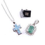 AN 18 CARAT WHITE GOLD AND BLUE TOPAZ CROSS PENDANT ON CHAIN, LONDON 2000