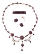 A COLLECTION OF EARLY 20TH CENTURY BOHEMIAN GARNET JEWELLERY