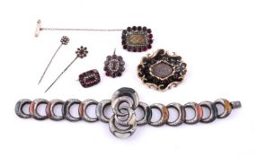 A COLLECTION OF ANTIQUE JEWELLERY