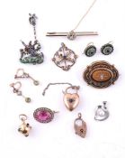 A COLLECTION OF ANTIQUE AND LATER JEWELLERY ITEMS