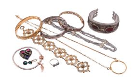 A SMALL COLLECTION OF SILVER COLOURED JEWELLERY AND OTHER BIJOUTERIE