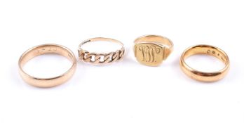 A SMALL COLLECTION OF GOLD COLOURED RINGS