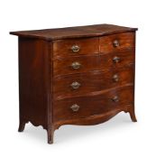 A GEORGE III MAHOGANY SERPENTINE FRONTED CHEST OF DRAWERS, CIRCA 1800