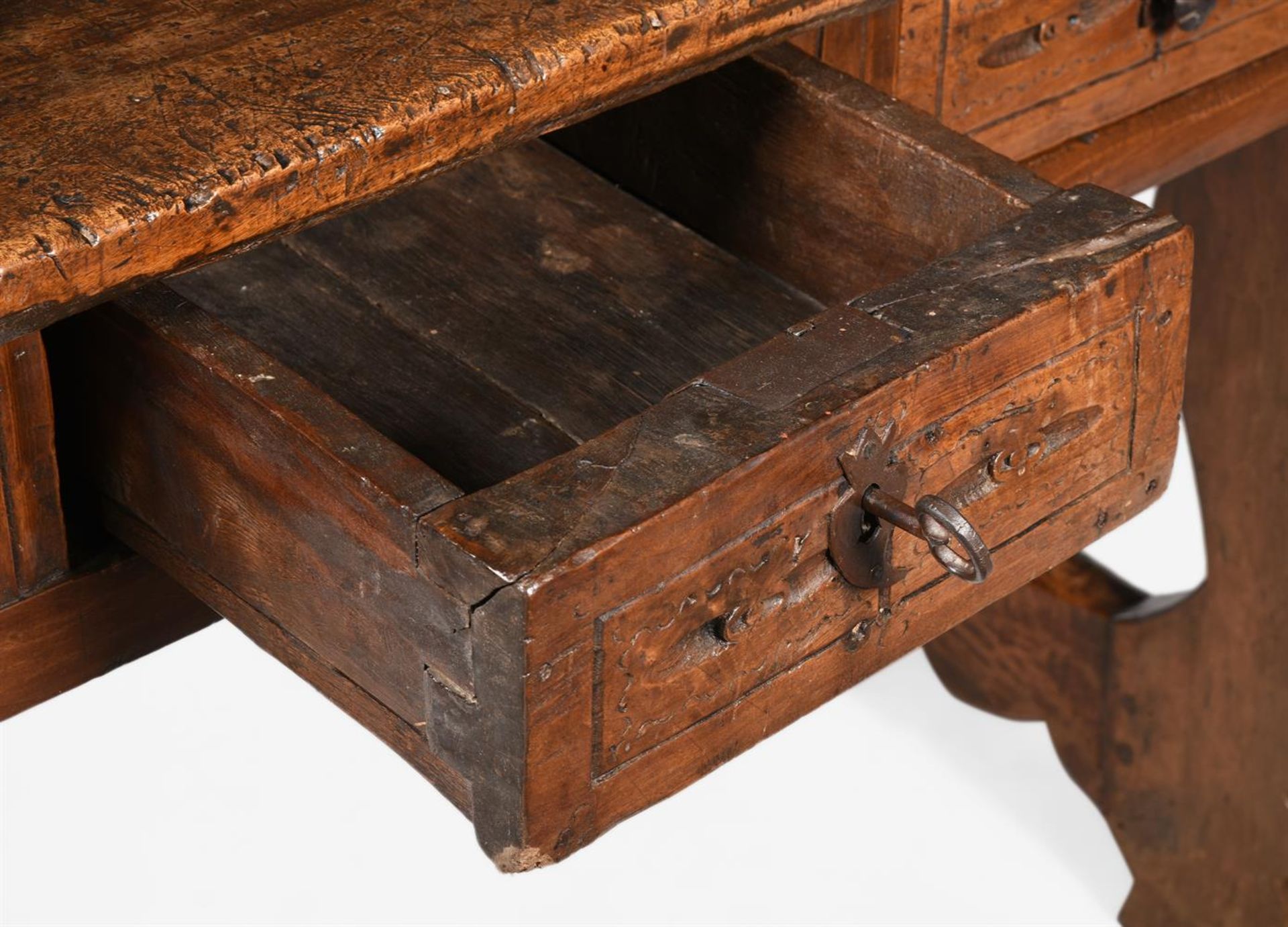 A SPANISH WALNUT WRITING OR HALL TABLE, 18TH CENTURY - Image 3 of 5