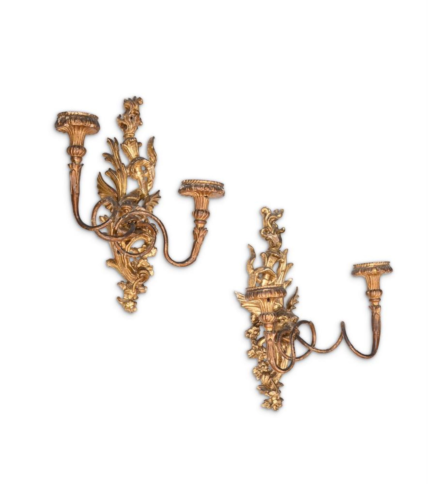 A PAIR OF CARVED GILTWOOD TWIN LIGHT WALL APPLIQUES, MID 18TH CENTURY - Bild 2 aus 2