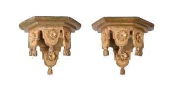 A PAIR OF GILTWOOD WALL BRACKETS, IN QUEEN ANNE STYLE, 20TH CENTURY