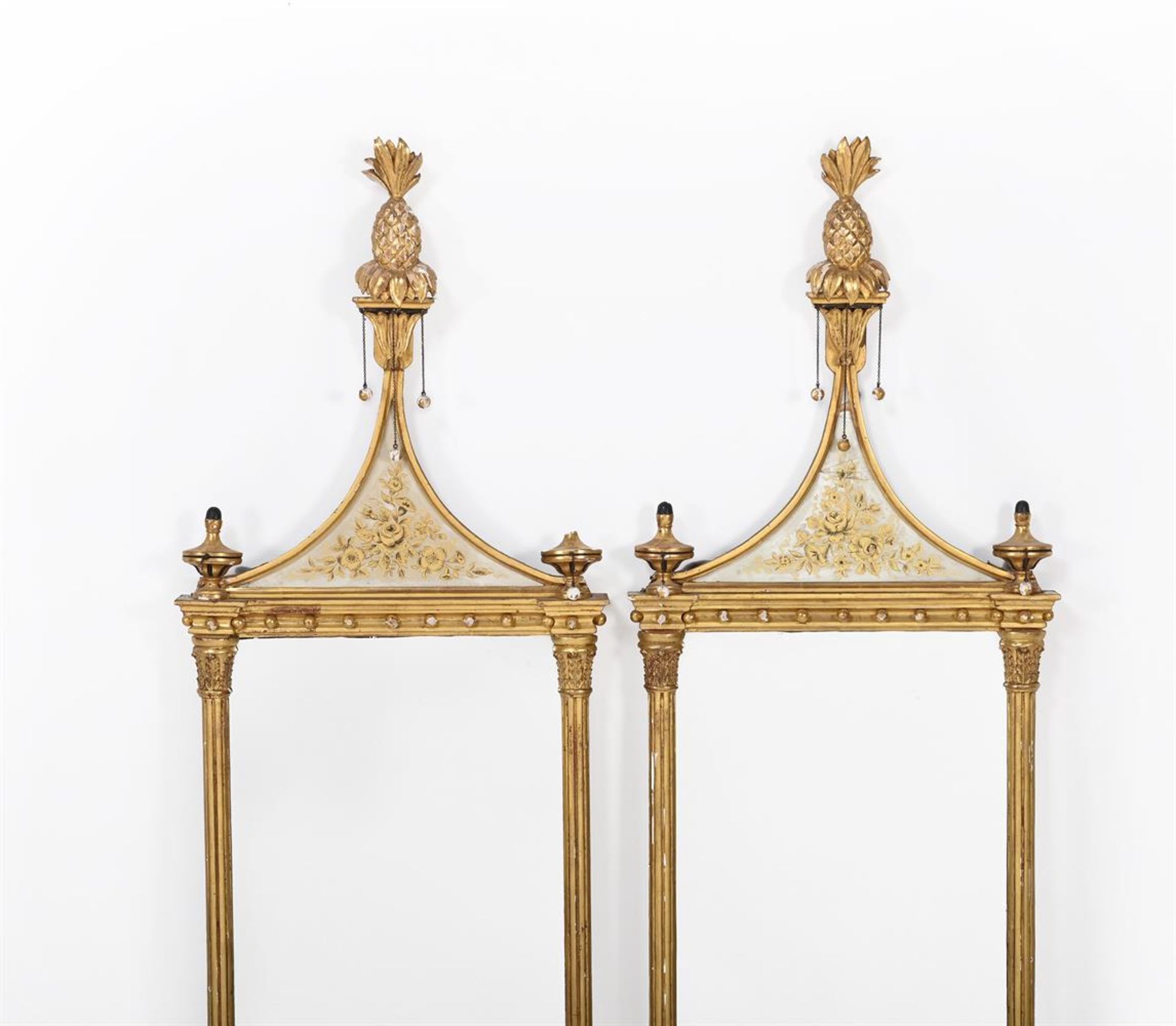 A PAIR OF GILTWOOD AND VERRE EGLOMISE MIRRORS, IN REGENCY STYLE, 20TH CENTURY - Bild 2 aus 3