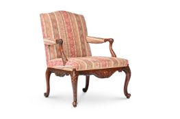 A CARVED MAHOGANY AND UPHOLSTERED OPEN ARMCHAIR, IN GEORGE III STYLE, LATE 19TH/EARLY 20TH CENTURY