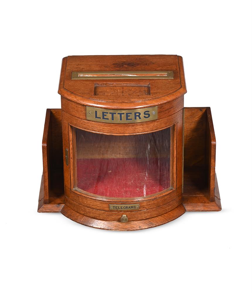 AN EDWARDIAN OAK AND BRASS TABLE TOP LETTER BOX, CIRCA 1905 - Bild 2 aus 2