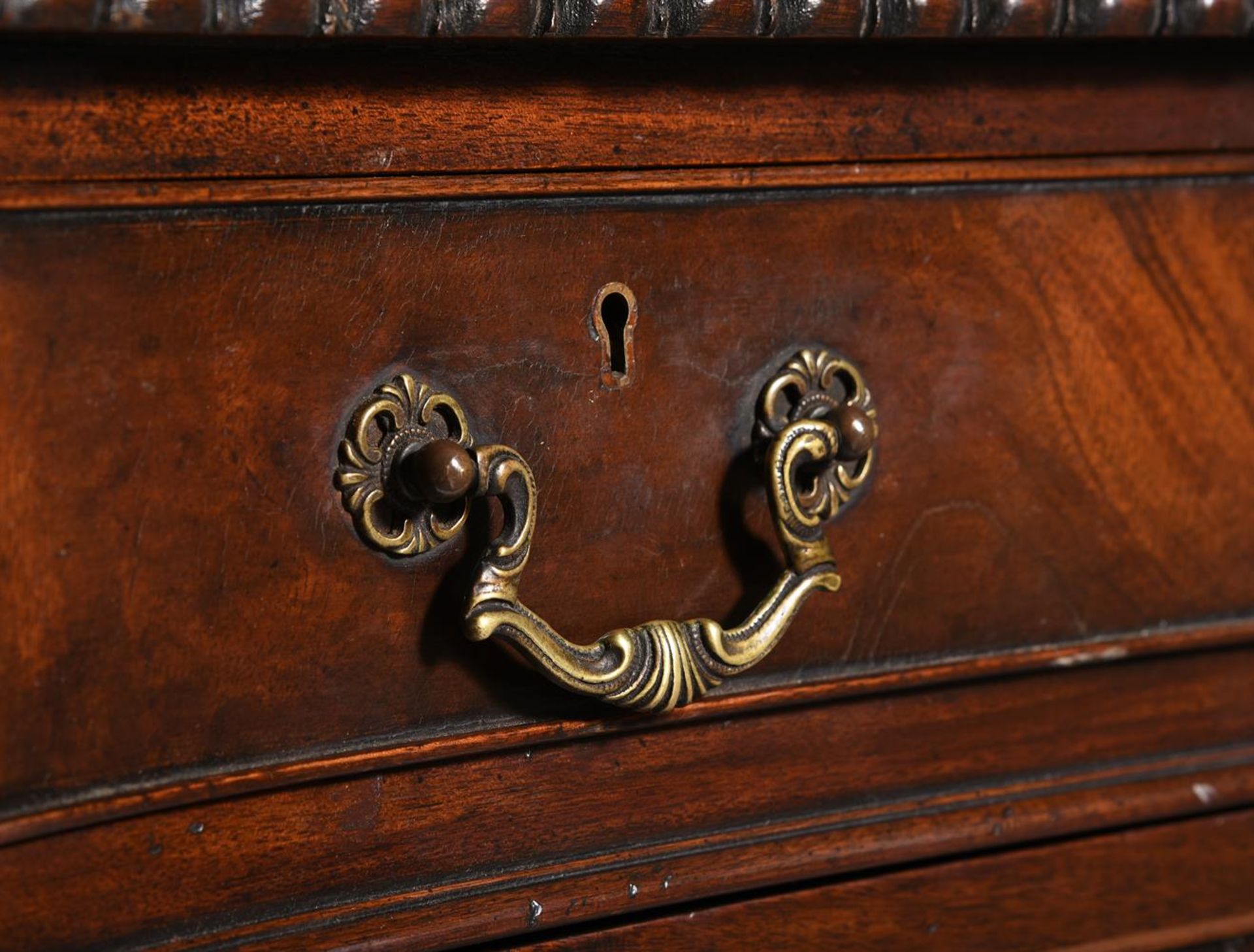 A MAHOGANY SERPENTINE SHAPED PEDESTAL DESK, IN GEORGE III STYLE, 20TH CENTURY - Image 4 of 4