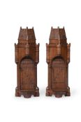 A PAIR OF CARVED OAK WALL MOUNTS. EARLY 20TH CENTURY