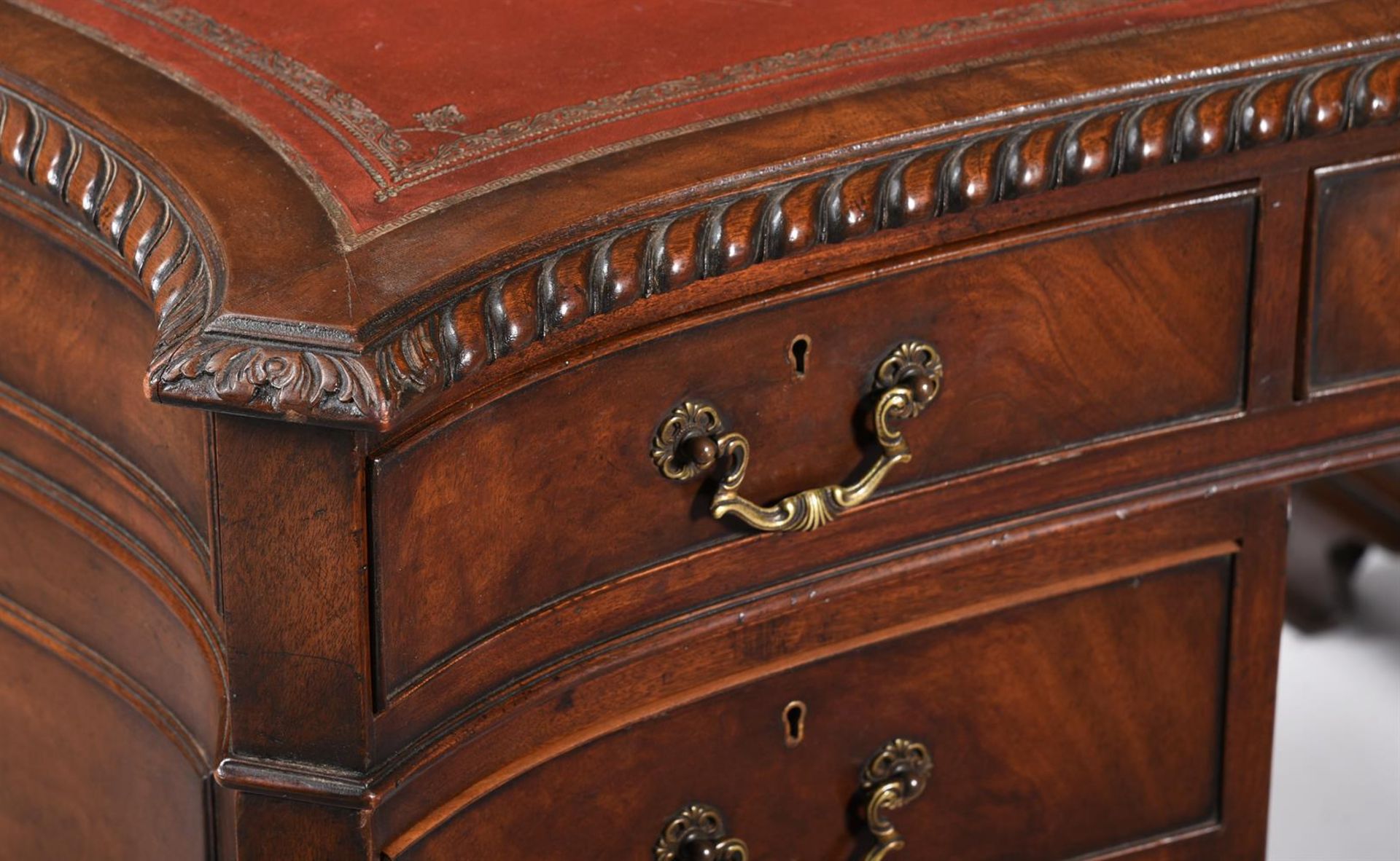 A MAHOGANY SERPENTINE SHAPED PEDESTAL DESK, IN GEORGE III STYLE, 20TH CENTURY - Image 2 of 4